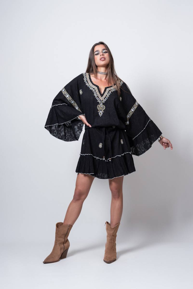 Robe courte bohème chic écrue, brodée et perlée stylée pour l'Ile de France